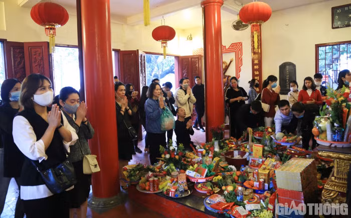 Phía trong chính điện cũng không có quá đông người làm lễ.