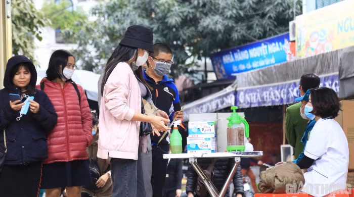 Do ảnh hưởng của dịch Covid-19 nên ở các cổng đều có lực lượng chốt trực phát khẩu trang miễn phí và sát khuẩn tay.