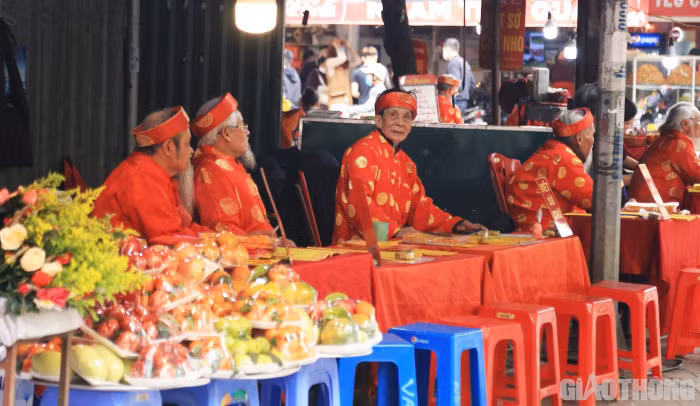 Các quầy dịch vụ viết sớ chữ nho cầu công danh, tài lộc... vắng khách.