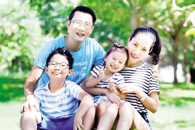 Gia đình hạnh phúc của ca sĩ Hoàng Bách. Gia đình hạnh phúc của ca sĩ Hoàng Bách.