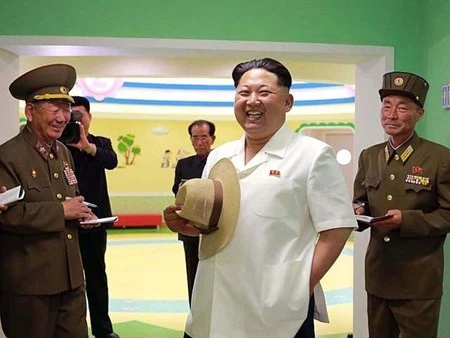 Nhà lãnh đạo Triều Tiên Kim Jong-un và các quan chức quân đội
