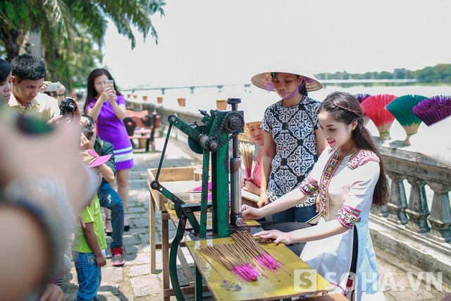 Hoa hậu Kỳ Duyên tất bật làm việc tại nơi cách nhà 700 km ảnh 5 Dưới sự hướng dẫn của nghệ nhân làm nhang, Kỳ Duyên đã tự tay làm nên nhiều cây nhang trầm đẹp mắt cho chính mình.