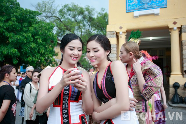 Hoa hậu Kỳ Duyên tất bật làm việc tại nơi cách nhà 700 km ảnh 18 2 người đẹp chọn ra những tấm ảnh đẹp nhất để chia sẻ lên mạng xã hội.