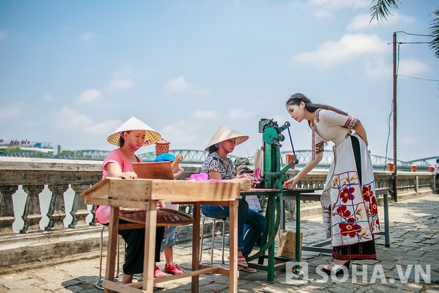 Hoa hậu Kỳ Duyên tất bật làm việc tại nơi cách nhà 700 km ảnh 4 Bên cạnh pháp lam, Hoa hậu Kỳ Duyên còn đặc biệt ấn tượng với những sản phẩm thủ công mỹ nghệ xứ Huế như nghề làm nhang trầm