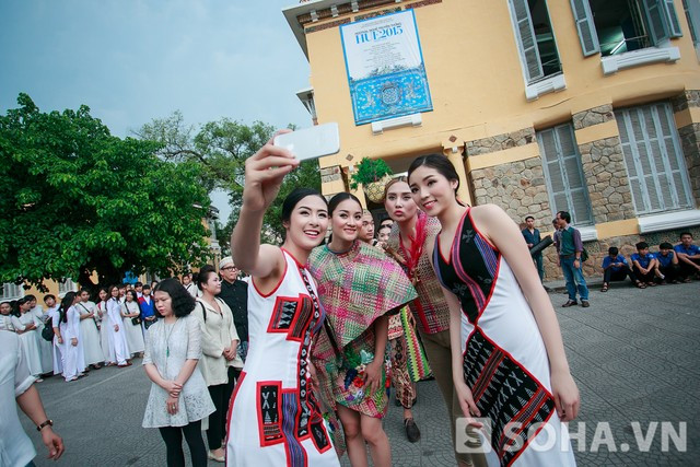 Hoa hậu Kỳ Duyên tất bật làm việc tại nơi cách nhà 700 km ảnh 17 Kỳ Duyên cùng các chị vui vẻ selfie trước khi chính thức diễu hành trên các con phố ở cố đô.