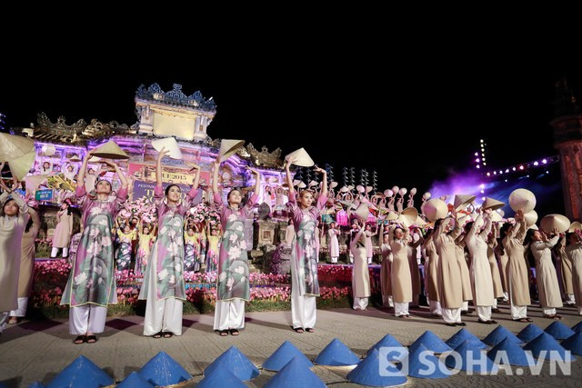 Hoa hậu Kỳ Duyên tất bật làm việc tại nơi cách nhà 700 km ảnh 23 Màn kết thúc đẹp mắt của buổi lễ bế mạc.