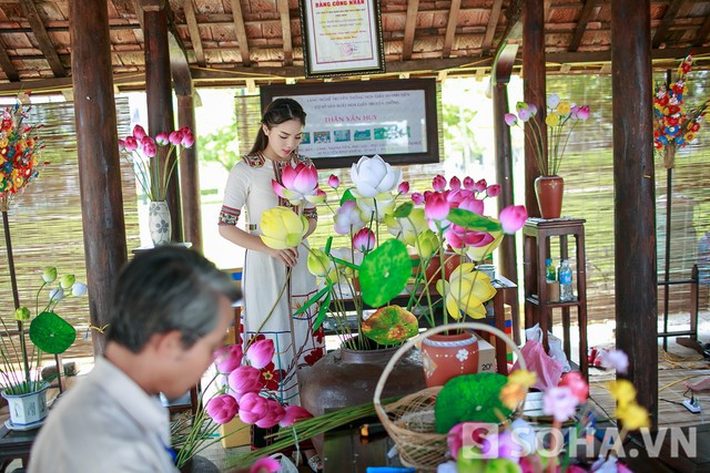 Hoa hậu Kỳ Duyên tất bật làm việc tại nơi cách nhà 700 km ảnh 6 Sau đó cô ghé qua 1 gian hàng hoa giấy truyền thống.