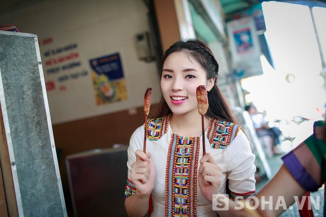 Hoa hậu Kỳ Duyên tất bật làm việc tại nơi cách nhà 700 km ảnh 11 Cô rất thích món nem lụi - một món ăn đặc trưng của Cố Đô Huế.