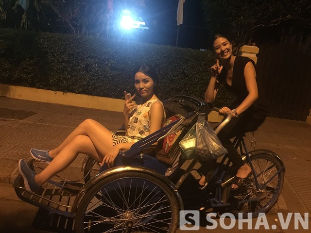 Hoa hậu Kỳ Duyên tất bật làm việc tại nơi cách nhà 700 km ảnh 26 Sau khi biểu diễn xong, Kỳ Duyên cùng Ngọc Hân đi xích lô dạo vòng quanh thành phố, thậm chí cô còn tự thử sức mình trong việc đạp xích lô.
