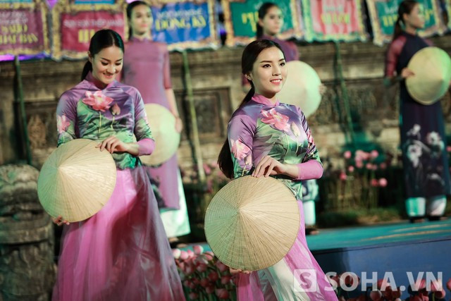 Hoa hậu Kỳ Duyên tất bật làm việc tại nơi cách nhà 700 km ảnh 22 Không chỉ catwalk,tại buổi bế mạc Festival cô còn biểu diễn múa với nón lá.