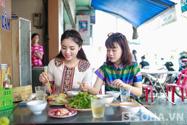 Hoa hậu Kỳ Duyên tất bật làm việc tại nơi cách nhà 700 km ảnh 10 Cô chọn cho mình một cửa hàng ăn ven đường ở Huế.
