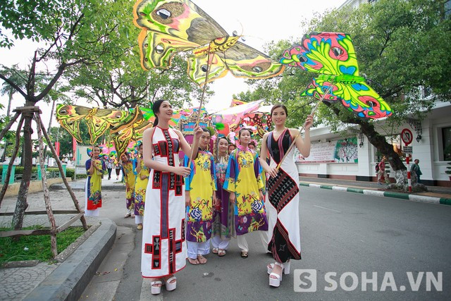 Hoa hậu Kỳ Duyên tất bật làm việc tại nơi cách nhà 700 km ảnh 19 Ngọc Hân và Kỳ Duyên thích thú với những con diều đầy màu sắc cũng là một trong những sản phẩm của làng nghề Huế.