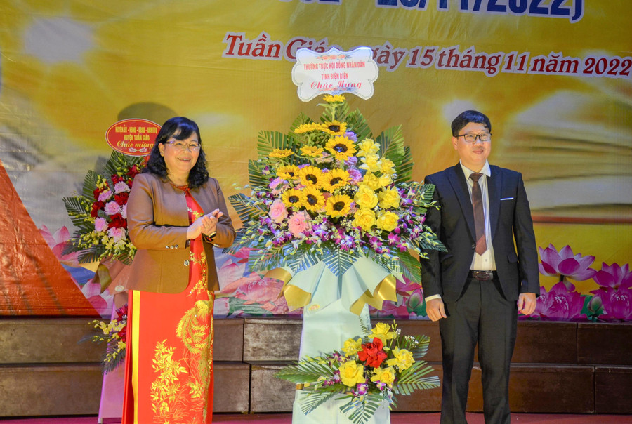 Bà Giàng Thị Hoa, Phó Chủ tịch HĐND tỉnh Điện Biên tặng hoa chúc mừng ngành Giáo dục huyện Tuần Giáo.