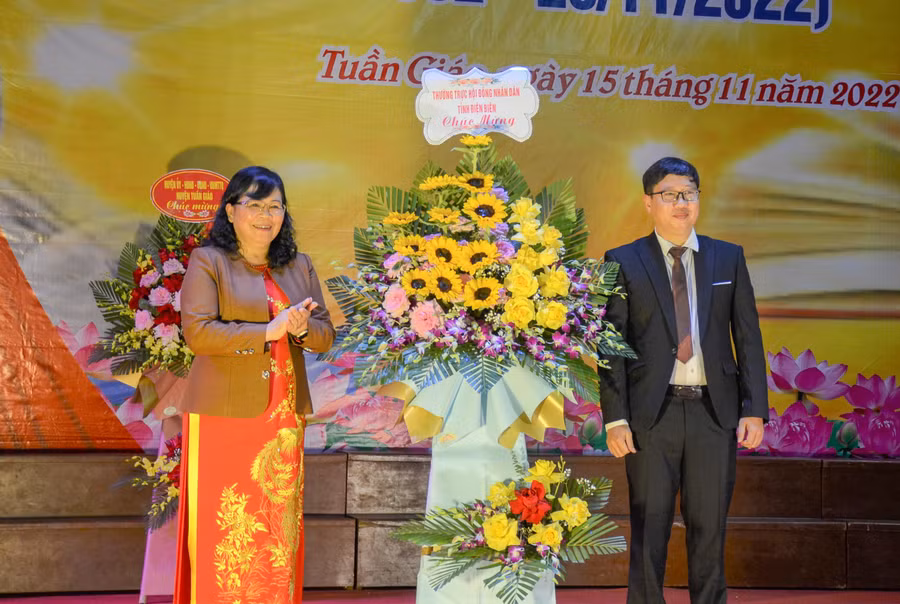 Bà Giàng Thị Hoa, Phó Chủ tịch HĐND tỉnh Điện Biên tặng hoa chúc mừng ngành Giáo dục huyện Tuần Giáo.