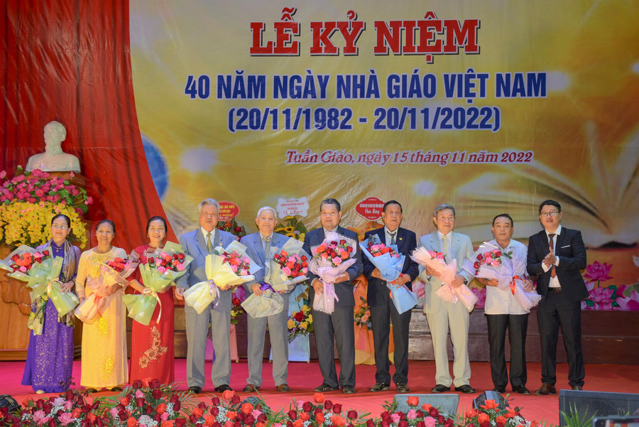 Lãnh đạo ngành GD huyện Tuần Giáo tặng hoa tri ân các cựu Nhà giáo.