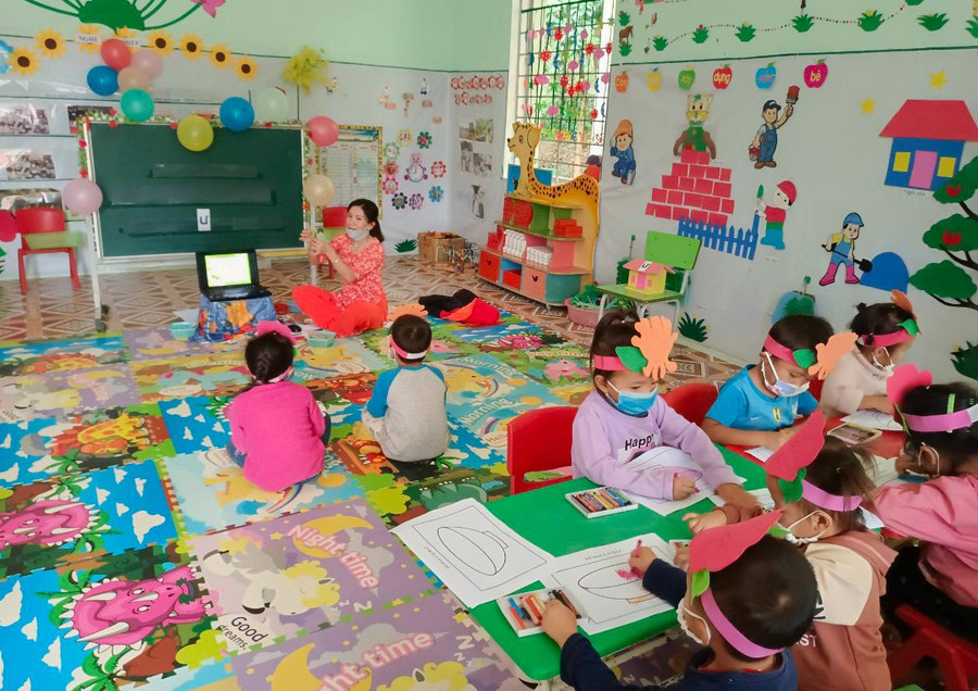 Một giờ học của cô và trò Trường Mầm non Trung Thu, huyện Tủa Chùa với cơ sở vật chất đảm bảo. Ảnh NTCC. Một giờ học của cô và trò Trường Mầm non Trung Thu, huyện Tủa Chùa với cơ sở vật chất đảm bảo. Ảnh NTCC.