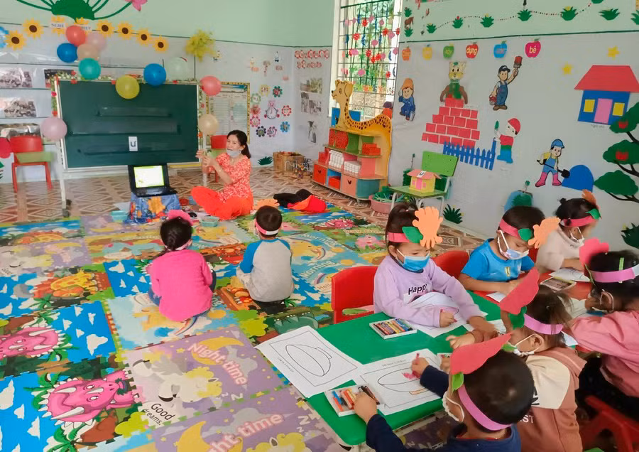 Một giờ học của cô và trò Trường Mầm non Trung Thu, huyện Tủa Chùa với cơ sở vật chất đảm bảo. Ảnh NTCC.
