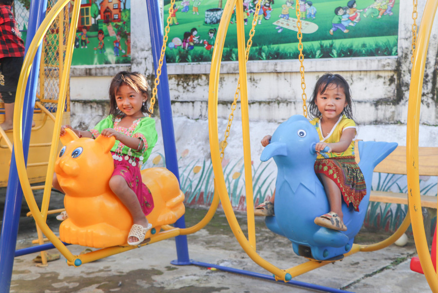 Niềm vui của học sinh Trường Mầm non Trung Thu, huyện Tủa Chùa trong sân chơi mới. Niềm vui của học sinh Trường Mầm non Trung Thu, huyện Tủa Chùa trong sân chơi mới.