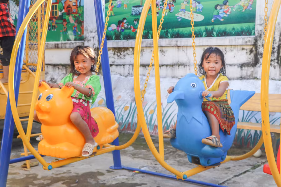 Niềm vui của học sinh Trường Mầm non Trung Thu, huyện Tủa Chùa trong sân chơi mới.