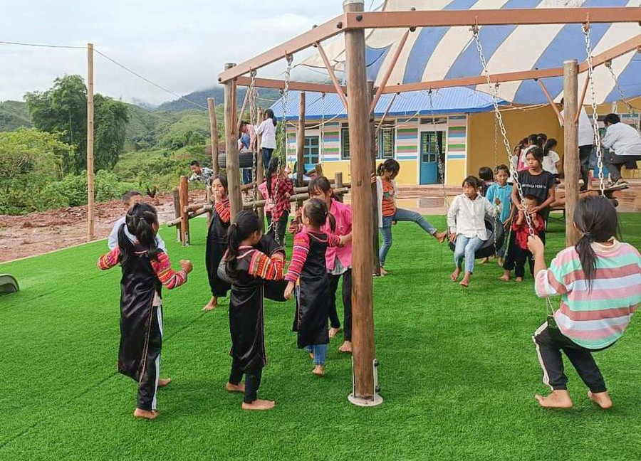 Học sinh điểm Tá Miếu vui chơi trong sân trường mới được đầu tư. Ảnh: NTCC. Học sinh điểm Tá Miếu vui chơi trong sân trường mới được đầu tư. Ảnh: NTCC.