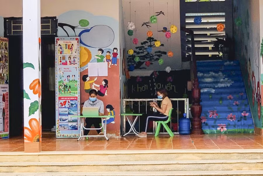 Hiện giáo viên và học sinh nhiều trường học tại Điện Biên đã ổn định công tác dạy và học trực tuyến.