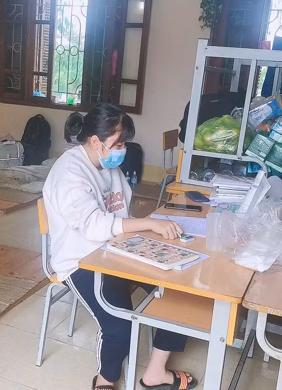 Tại khu cách ly, giáo viên và học sinh được tạo mọi điều kiện để tập trung dạy và học trực tuyến. Ảnh NTCC.