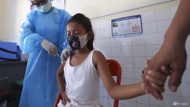 Campuchia tiêm vắc xin Covid-19 cho trẻ em.