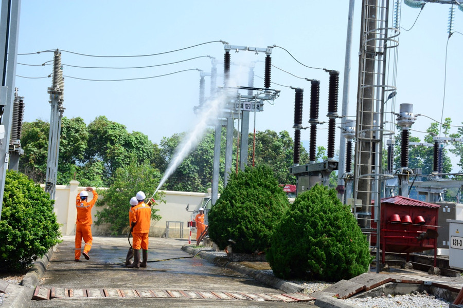 Công nhân Công ty Điện lực Điện Biên vệ sinh công nghiệp thiết bị trạm biến áp 110kV. Công nhân Công ty Điện lực Điện Biên vệ sinh công nghiệp thiết bị trạm biến áp 110kV.
