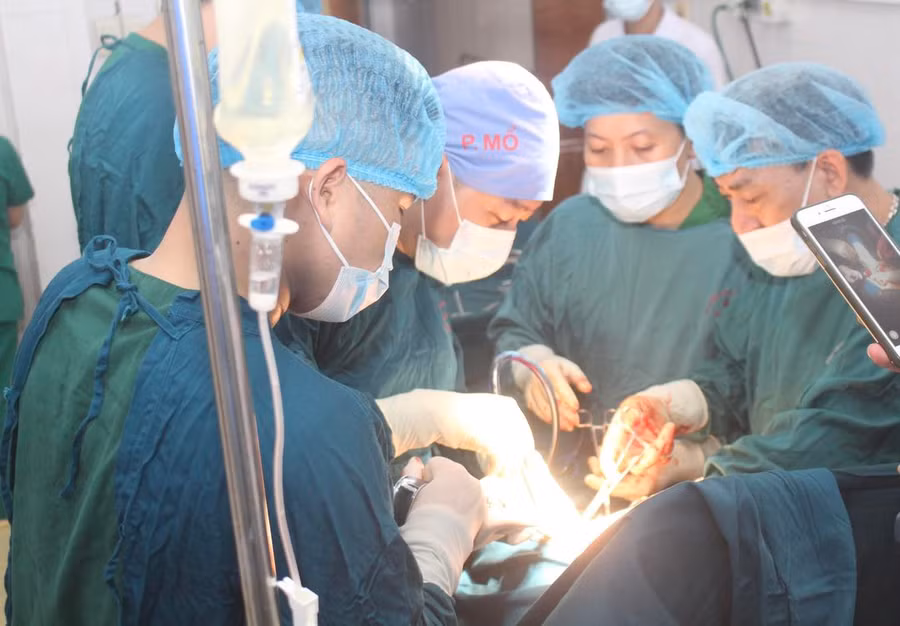 Ca phẫu thuật cho bệnh nhân Lò Văn C. diễn ra thành công.