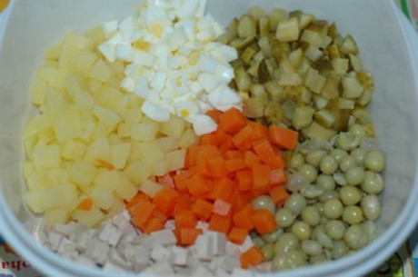 Cách làm món salad Nga truyền thống chuẩn vị tại nhà - Ảnh 6 Cach lam mon salad Nga truyen thong chuan vi tai nha - Anh 6