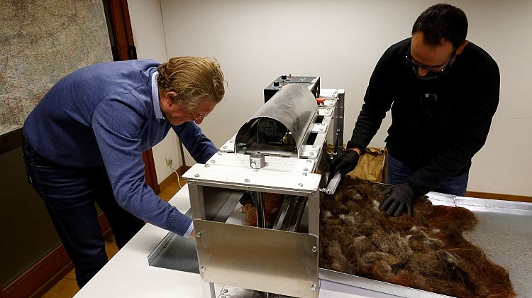 Đồng sáng lập tổ chức Dung Dung Patrick Janssen và nhà sản xuất Thomas Petry. (Ảnh: REUTERS/Yves Herman).