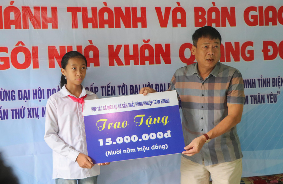 Đại diện Hợp tác xã Dịch vụ và Sản xuất Nông nghiệp Toàn Hương Điện Biên trao hỗ trợ cho em Lường Thị Tuyết.