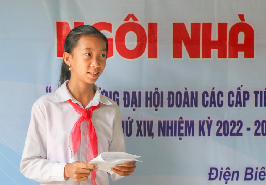 Em Lường Thị Tuyết phát biểu cảm ơn Báo Giáo dục và Thời đại, Tỉnh đoàn Điện Biên và các nhà tài trợ.