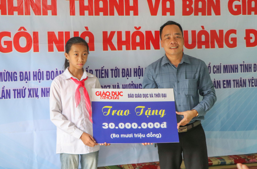 Thừa ủy quyền của Tổng Biên tập Báo Giáo dục và Thời đại, nhà báo Nguyễn Minh Thịnh trao kinh phí hỗ trợ làm nhà cho em Lường Thị Tuyết.
