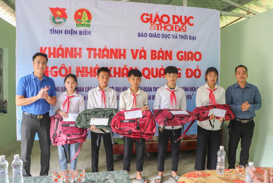 Anh Đặng Thành Huy, Bí thư Tỉnh đoàn Điện Biên và nhà báo Nguyễn Minh Thịnh trao quà cho học sinh có hoàn cảnh khó khăn tại bản Hin 1.