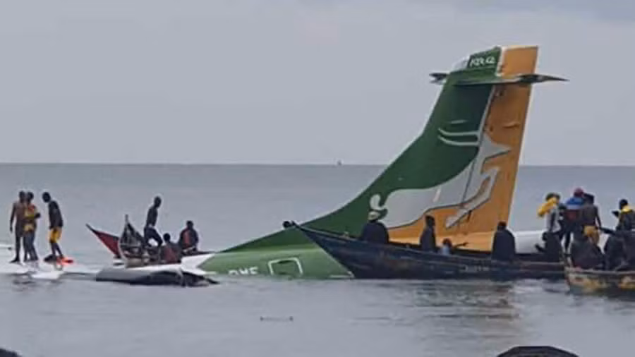 Máy bay Tanzania rơi xuống hồ.