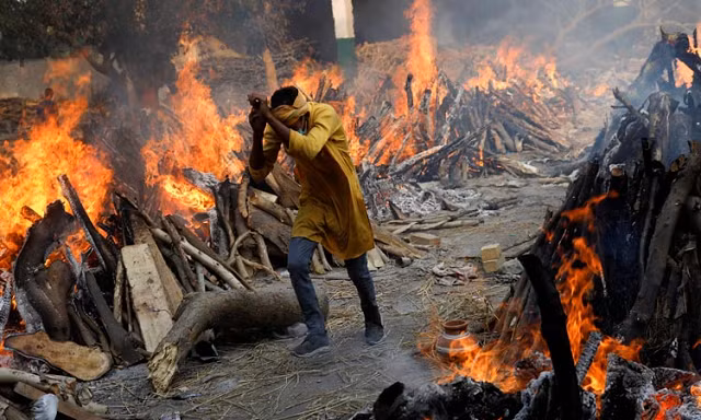 Tại một địa điểm hỏa táng ở Ấn Độ.