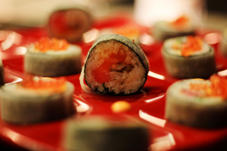 Làm sushi cá hồi xông khói ngon như nhà hàng Nhật - Ảnh 1 Lam sushi ca hoi xong khoi ngon nhu nha hang Nhat - Anh 1