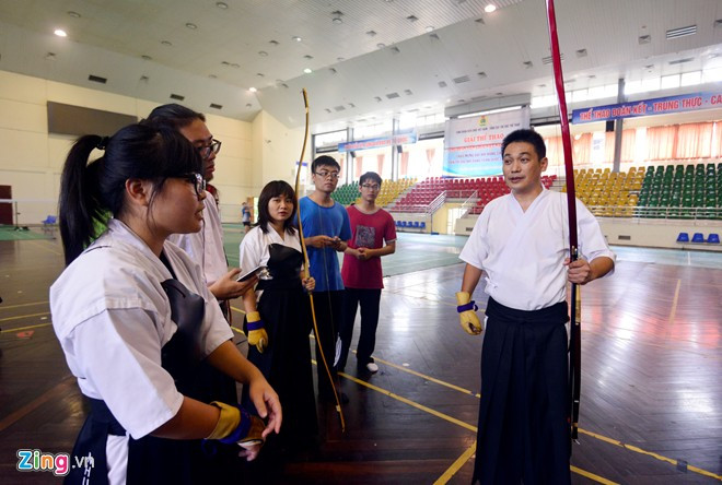 "Đối với người Nhật, cây cung và mũi tên là những vật thể tôn kính, được gửi gắm tinh thần và sử dụng theo cách ngưỡng vọng. Cung đạo còn là nghi thức tôn giáo. Tư tưởng của Kyudo nói về năng lực phát huy từ việc rèn luyện sự kiên nhẫn" - anh Uemura cho biết thêm. Thú chơi bắn cung đắt đỏ thu hút giới trẻ Hà thành