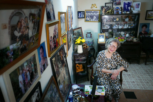 Bà Lê Mai trong căn nhà treo đầy ảnh từ thời xưa. nsut-le-mai-cuoi-tren-so-phan-1