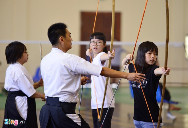 Đối với các bạn trẻ mới bắt đầu vào học, họ sẽ được những người có kinh nghiệm chỉ dạy. Trong cung đạo có 8 bước từ lúc di chuyển đến buông tên, mỗi động tác đều được thực hiện dứt khoát. Theo quan niệm của người Nhật, học cung đạo không chỉ là môn thể thao, mà còn là nghi lễ. Thú chơi bắn cung đắt đỏ thu hút giới trẻ Hà thành