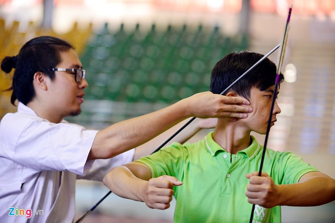 Việc cầm tên di chuyển, mắt nhìn thẳng, vai nâng lên hợp lý để lấy sức giơ cung đòi hỏi người học mất từ 3 đến 6 tháng. Thú chơi bắn cung đắt đỏ thu hút giới trẻ Hà thành