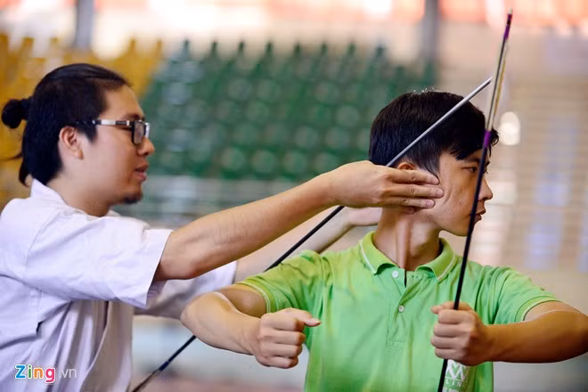 Thú chơi bắn cung đắt đỏ thu hút giới trẻ Hà thành