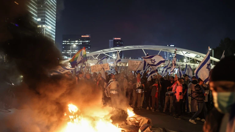 Biểu tình bùng nổ ở Israel sau khi Bộ trưởng Quốc phòng bị sa thải.