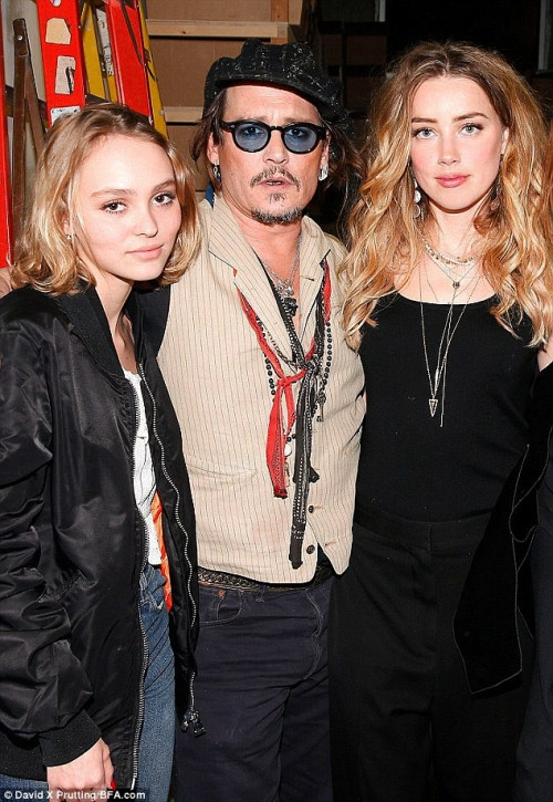 Con gái Johnny Depp lên tiếng bảo vệ cha trước cáo buộc bạo hành - Ảnh 3 Con gái Johnny Depp lên tiếng bảo vệ cha trước cáo buộc bạo hành - Ảnh 3