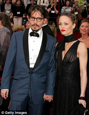 Con gái Johnny Depp lên tiếng bảo vệ cha trước cáo buộc bạo hành - Ảnh 5 Con gái Johnny Depp lên tiếng bảo vệ cha trước cáo buộc bạo hành - Ảnh 5