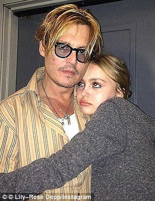 Con gái Johnny Depp lên tiếng bảo vệ cha trước cáo buộc bạo hành - Ảnh 4 Con gái Johnny Depp lên tiếng bảo vệ cha trước cáo buộc bạo hành - Ảnh 4