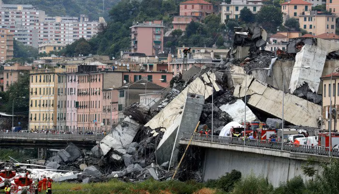 Thảm họa cầu sập ở Italy nhìn từ trên không