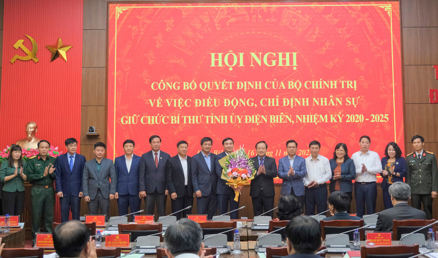 Thường trực Tỉnh ủy, Ban Thường vụ Tỉnh ủy Điện Biên tặng hoa chúc mừng ông Trần Quốc Cường. Thường trực Tỉnh ủy, Ban Thường vụ Tỉnh ủy Điện Biên tặng hoa chúc mừng ông Trần Quốc Cường.