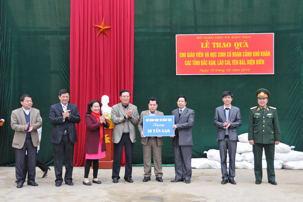 Bộ trưởng Phạm Vũ Luận trao tặng gạo cho các tỉnh Bắc Kạn, Lào Cai, Yên Bái và Điện Biên